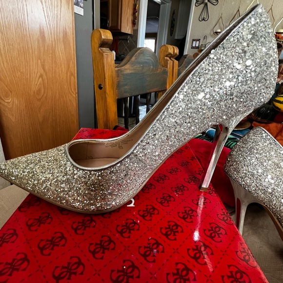 Guess Silver Textured pointy closed heel size 8m - Picture 1 of 10